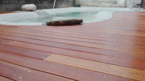 pavimentazione bordo piscina legno