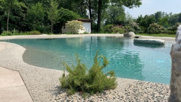 piscina interrata con pavimentazione antibatterica