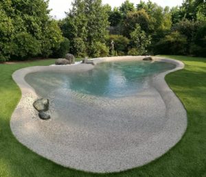 piscina da giardino con pavimento antibatterico