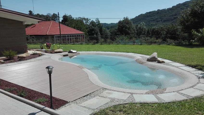 giardino con piscina naturale