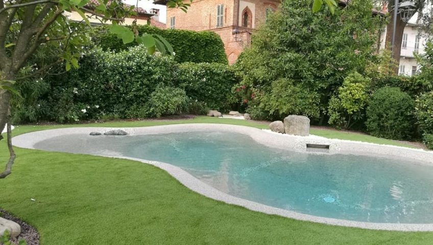 giardino con piscina interrata naturale