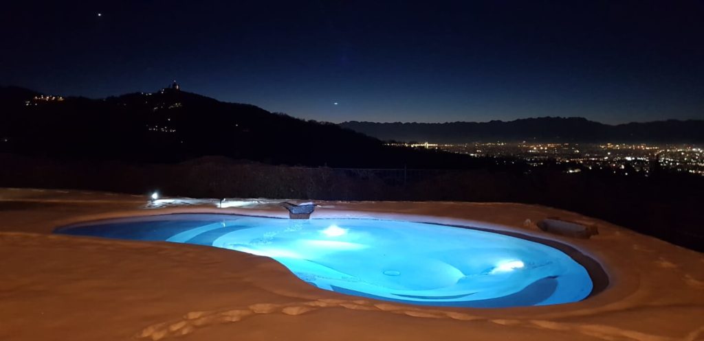 piscina interrata privata Torino di notte
